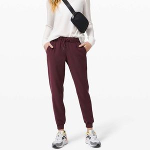 Lululemon On the Fly Jogger - Cassis